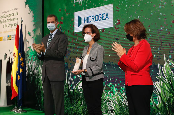 El Rey Felipe VI aplaude tras entregar un premio junto a la ministra y la consejera delegada de Hidrogea