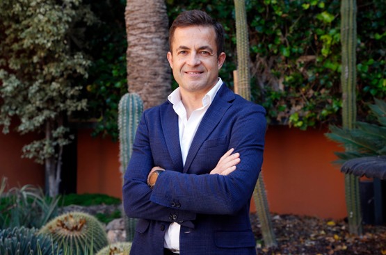 El nuevo consejero delegado de Hidrogea posa en un entorno verde