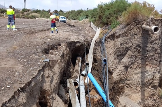 Un enorme socavón deja al descubierto tuberías rotas tras el paso de una lluvia torrencial