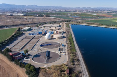 Vista aérea de depuradora junto a laguna de aguas depuradas