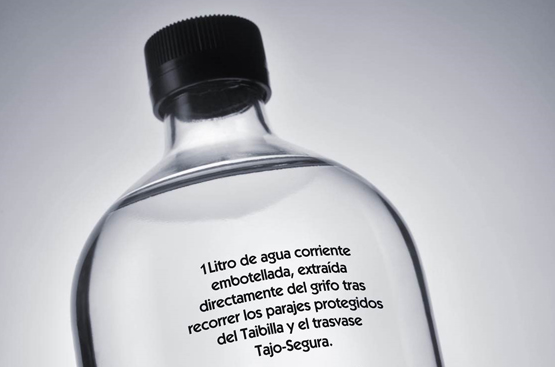 Una botella de cristal con mensaje sobre el origen del agua que contiene