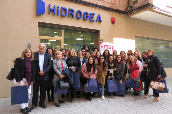 Grupo de mujeres empresarias ante la puerta de Hidrogea
